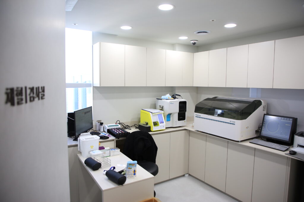 Foreign patient receiving STD testing consultation from an English-speaking urologist in Gangnam Seoul Korea